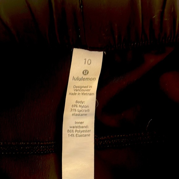 Lululemon black cropped pants. Great condition. Size 10 - Picture 3 of 3